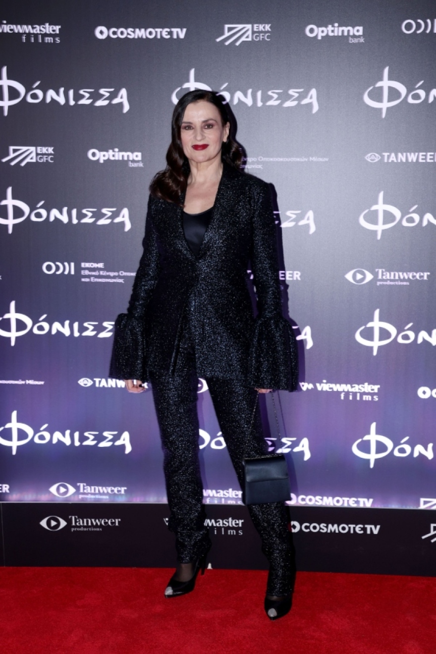 Καρυοφυλλιά Καραμπέτη: Η λαμπερή εμφάνισή της στην πρεμιέρα της «Φόνισσας»