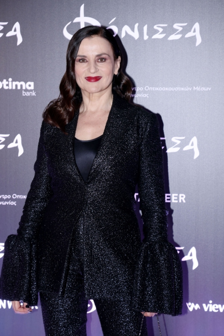 Καρυοφυλλιά Καραμπέτη: Η λαμπερή εμφάνισή της στην πρεμιέρα της «Φόνισσας»