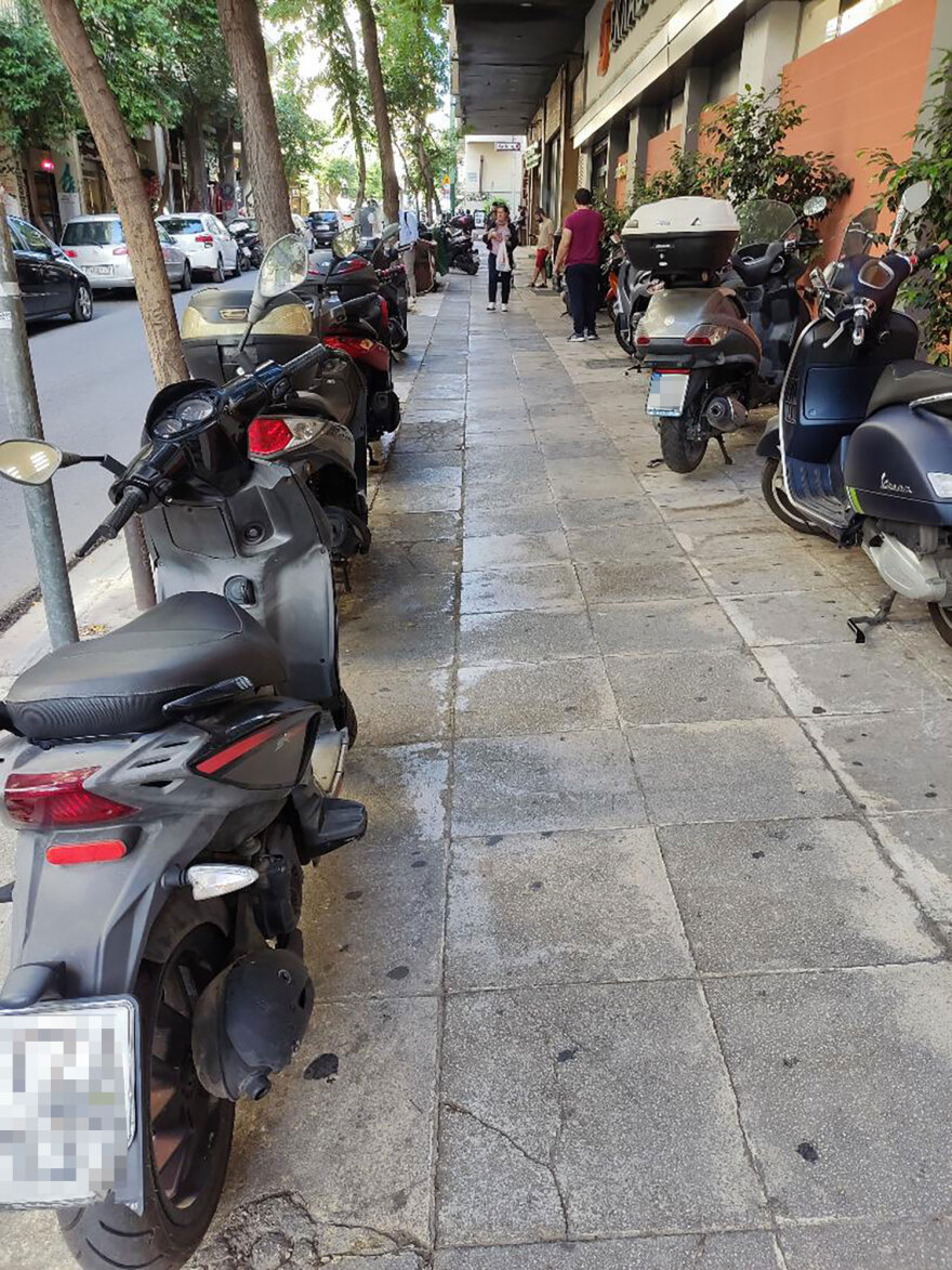 Αθήνα: Επικίνδυνο το κέντρο, πεζοδρόμια «παγίδες» με τρύπες και... παρκαρισμένα οχήματα - Δείτε φωτογραφίες