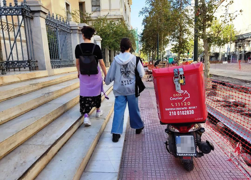 Αθήνα: Επικίνδυνο το κέντρο, πεζοδρόμια «παγίδες» με τρύπες και... παρκαρισμένα οχήματα - Δείτε φωτογραφίες