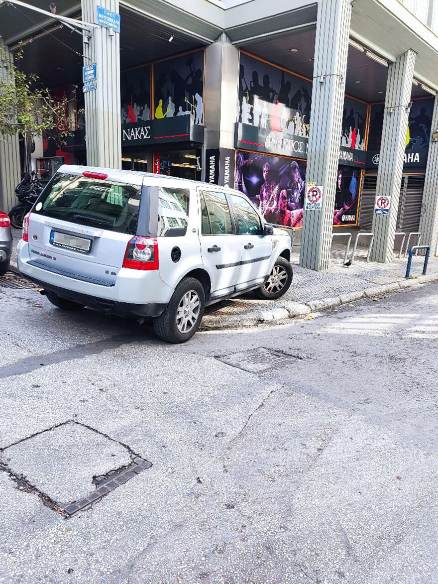 Αθήνα: Επικίνδυνο το κέντρο, πεζοδρόμια «παγίδες» με τρύπες και... παρκαρισμένα οχήματα - Δείτε φωτογραφίες