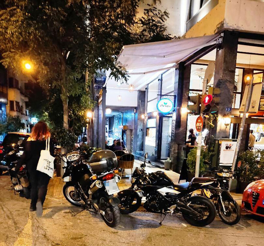 Αθήνα: Επικίνδυνο το κέντρο, πεζοδρόμια «παγίδες» με τρύπες και... παρκαρισμένα οχήματα - Δείτε φωτογραφίες