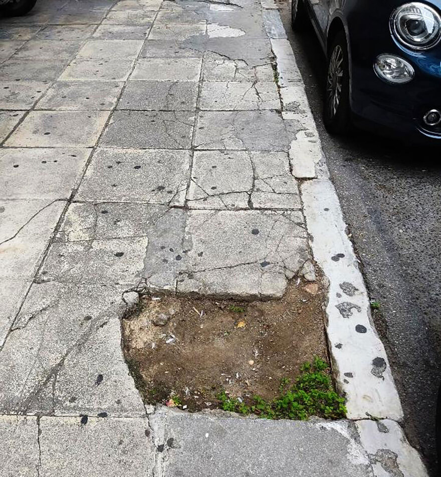 Αθήνα: Επικίνδυνο το κέντρο, πεζοδρόμια «παγίδες» με τρύπες και... παρκαρισμένα οχήματα - Δείτε φωτογραφίες