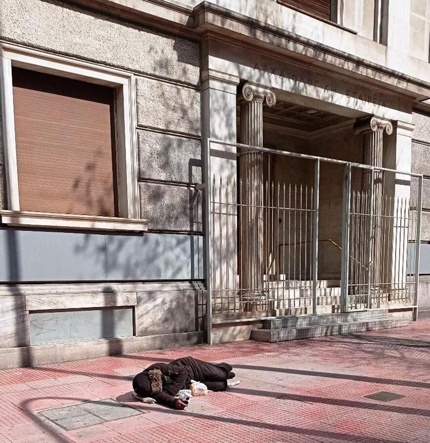 Αθήνα: Επικίνδυνο το κέντρο, πεζοδρόμια «παγίδες» με τρύπες και... παρκαρισμένα οχήματα - Δείτε φωτογραφίες