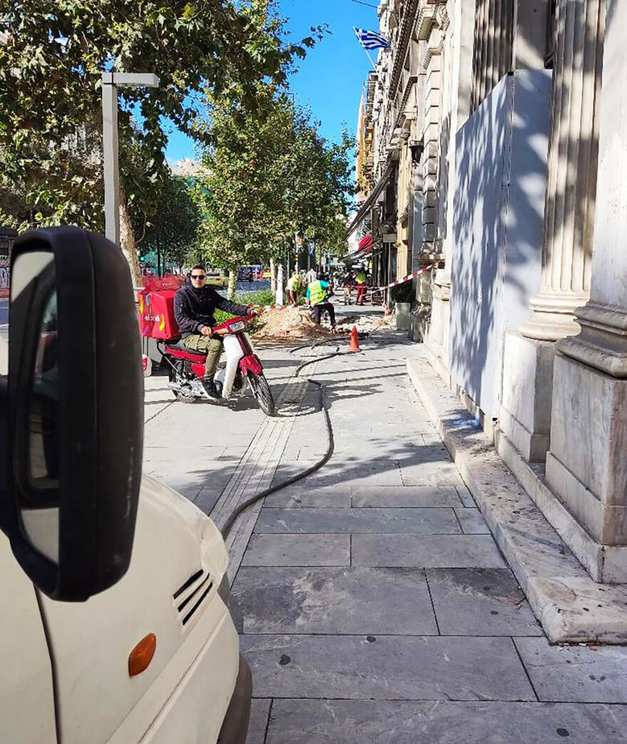 Αθήνα: Επικίνδυνο το κέντρο, πεζοδρόμια «παγίδες» με τρύπες και... παρκαρισμένα οχήματα - Δείτε φωτογραφίες