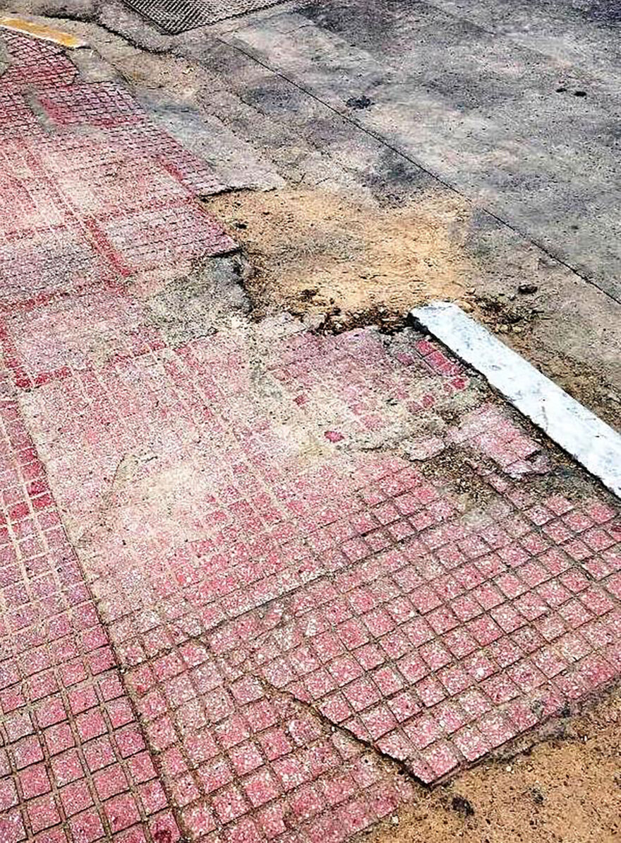 Αθήνα: Επικίνδυνο το κέντρο, πεζοδρόμια «παγίδες» με τρύπες και... παρκαρισμένα οχήματα - Δείτε φωτογραφίες