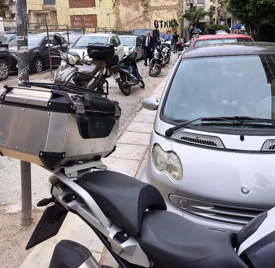 Αθήνα: Επικίνδυνο το κέντρο, πεζοδρόμια «παγίδες» με τρύπες και... παρκαρισμένα οχήματα - Δείτε φωτογραφίες