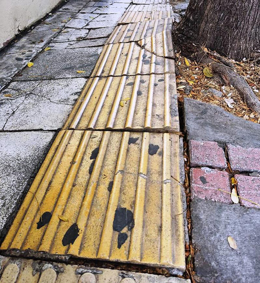 Αθήνα: Επικίνδυνο το κέντρο, πεζοδρόμια «παγίδες» με τρύπες και... παρκαρισμένα οχήματα - Δείτε φωτογραφίες