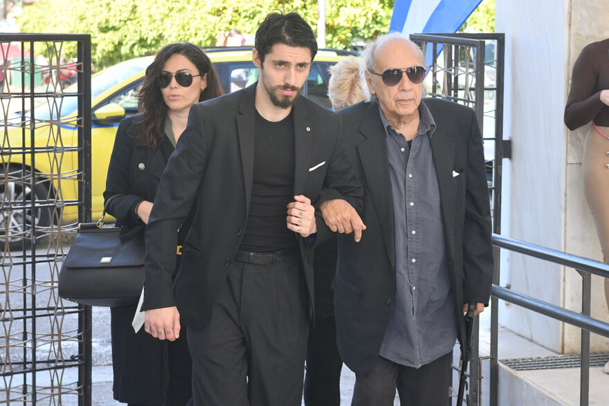 Σπύρος Φωκάς: Το τελευταίο «αντίο» στον σπουδαίο ηθοποιό - Στα λευκά η σύζυγός του, Λίλιαν