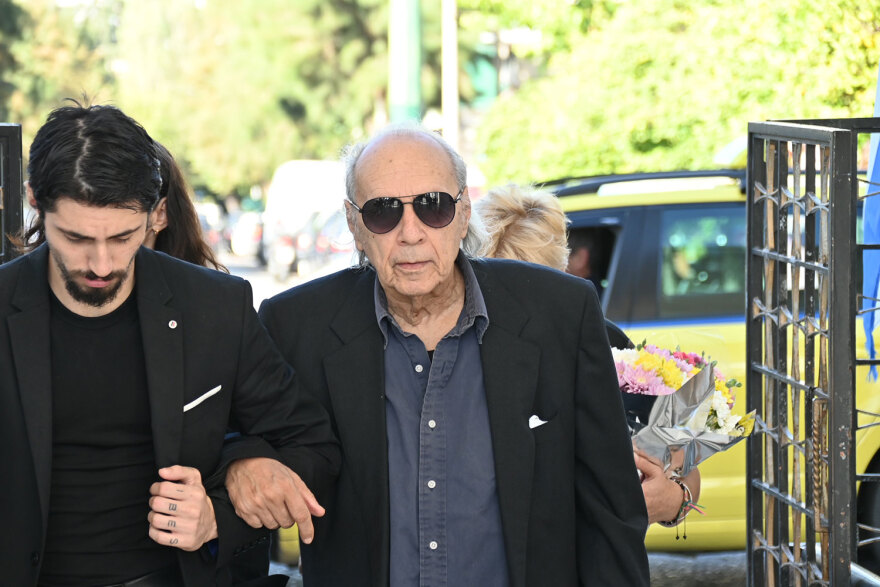 Σπύρος Φωκάς: Το τελευταίο «αντίο» στον σπουδαίο ηθοποιό - Στα λευκά η σύζυγός του, Λίλιαν