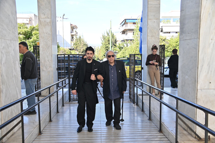 Σπύρος Φωκάς: Το τελευταίο «αντίο» στον σπουδαίο ηθοποιό - Στα λευκά η σύζυγός του, Λίλιαν