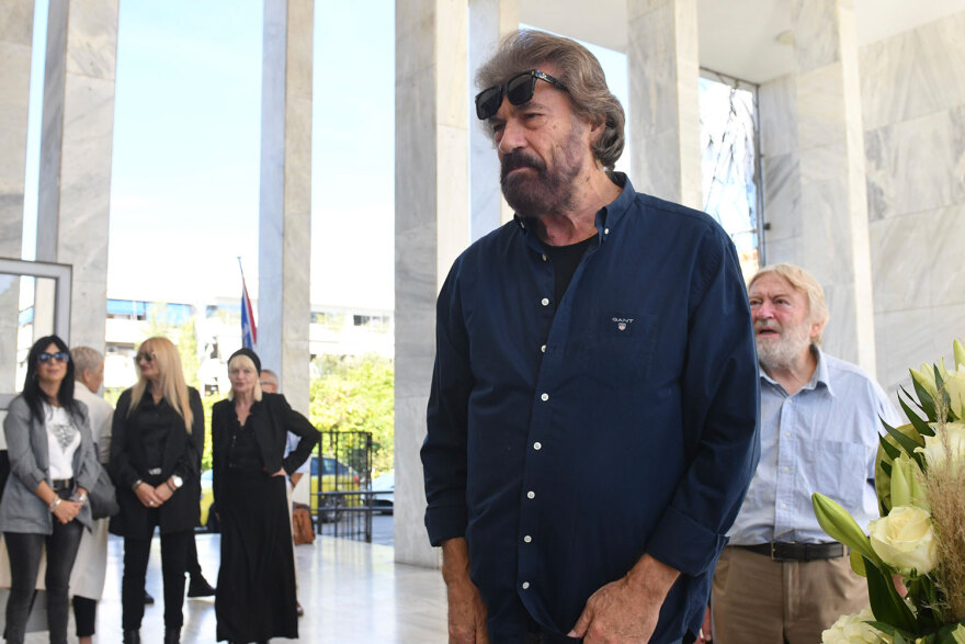 Σπύρος Φωκάς: Το τελευταίο «αντίο» στον σπουδαίο ηθοποιό - Στα λευκά η σύζυγός του, Λίλιαν