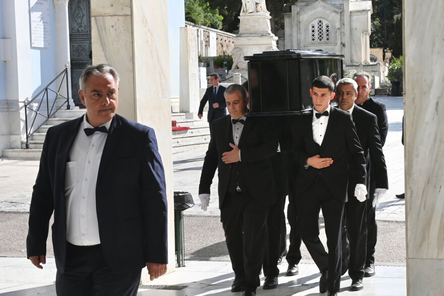 Σπύρος Φωκάς: Το τελευταίο «αντίο» στον σπουδαίο ηθοποιό - Στα λευκά η σύζυγός του, Λίλιαν