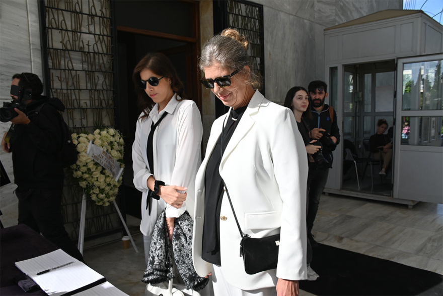 Σπύρος Φωκάς: Το τελευταίο «αντίο» στον σπουδαίο ηθοποιό - Στα λευκά η σύζυγός του, Λίλιαν