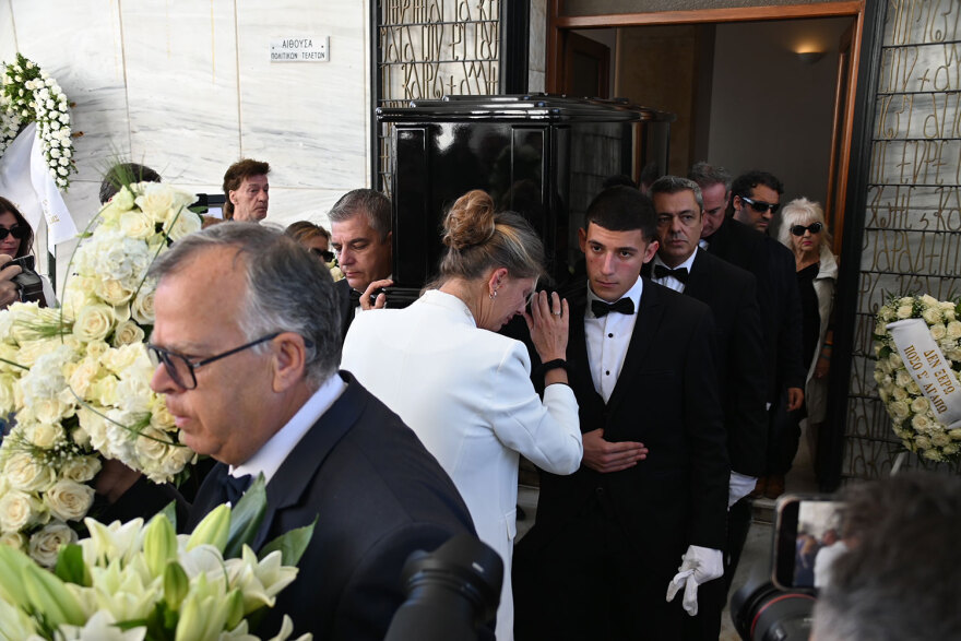 Σπύρος Φωκάς: Το τελευταίο «αντίο» στον σπουδαίο ηθοποιό - Στα λευκά η σύζυγός του, Λίλιαν