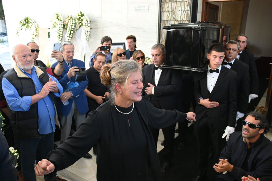 Σπύρος Φωκάς: Το τελευταίο «αντίο» στον σπουδαίο ηθοποιό - Στα λευκά η σύζυγός του, Λίλιαν