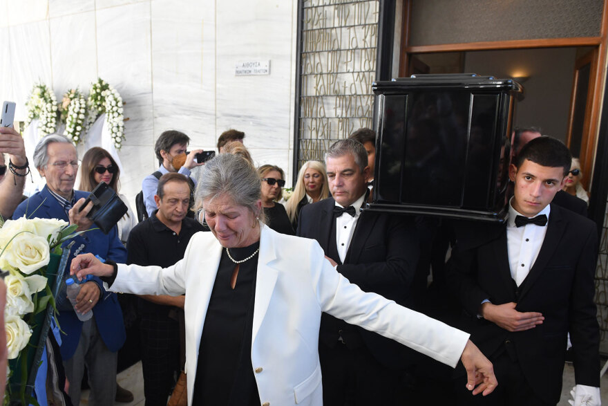 Σπύρος Φωκάς: Το τελευταίο «αντίο» στον σπουδαίο ηθοποιό - Στα λευκά η σύζυγός του, Λίλιαν