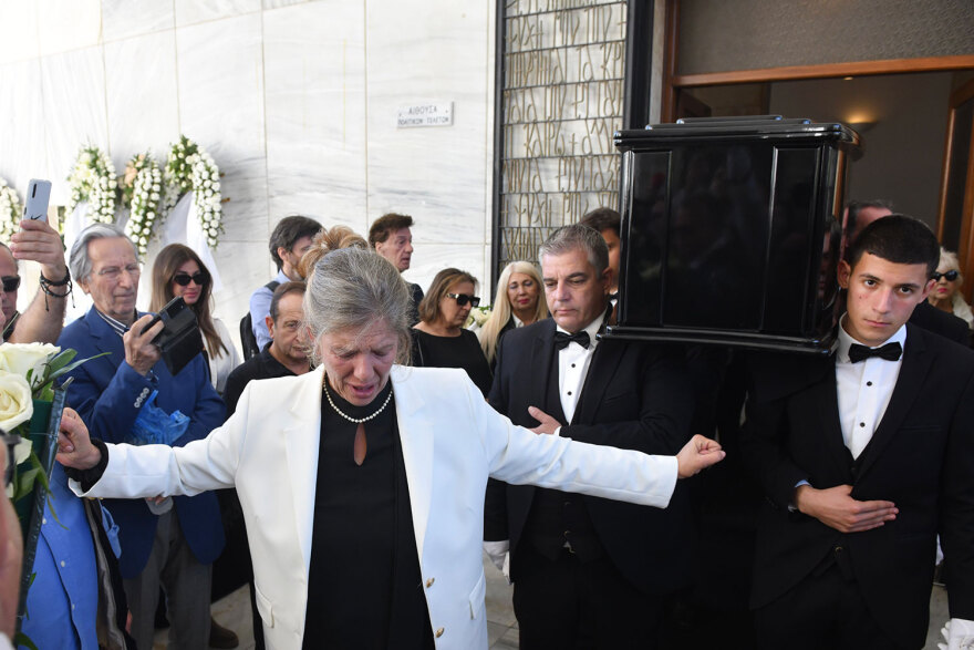 Σπύρος Φωκάς: Το τελευταίο «αντίο» στον σπουδαίο ηθοποιό - Στα λευκά η σύζυγός του, Λίλιαν