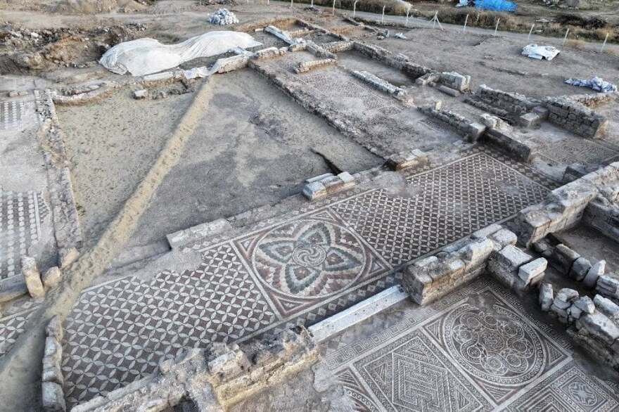 Τουρκία: Αρχαιολόγοι ανακάλυψαν στην Καππαδοκία τεράστιο ψηφιδωτό και την ελληνική επιγραφή «αν είσαι υγιής, μπες»