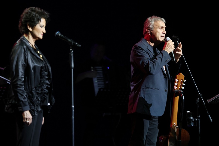 Πρωτοψάλτη: Αφαίρεσε τη λέξη «χοντρή» από το τραγούδι «Πάμε στον Άδωνι για καφέ»