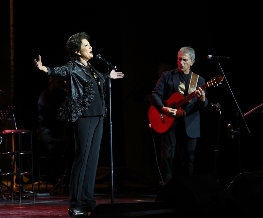 Πρωτοψάλτη: Αφαίρεσε τη λέξη «χοντρή» από το τραγούδι «Πάμε στον Άδωνι για καφέ»