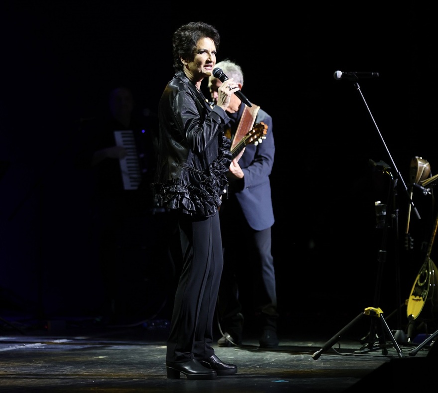 Πρωτοψάλτη: Αφαίρεσε τη λέξη «χοντρή» από το τραγούδι «Πάμε στον Άδωνι για καφέ»