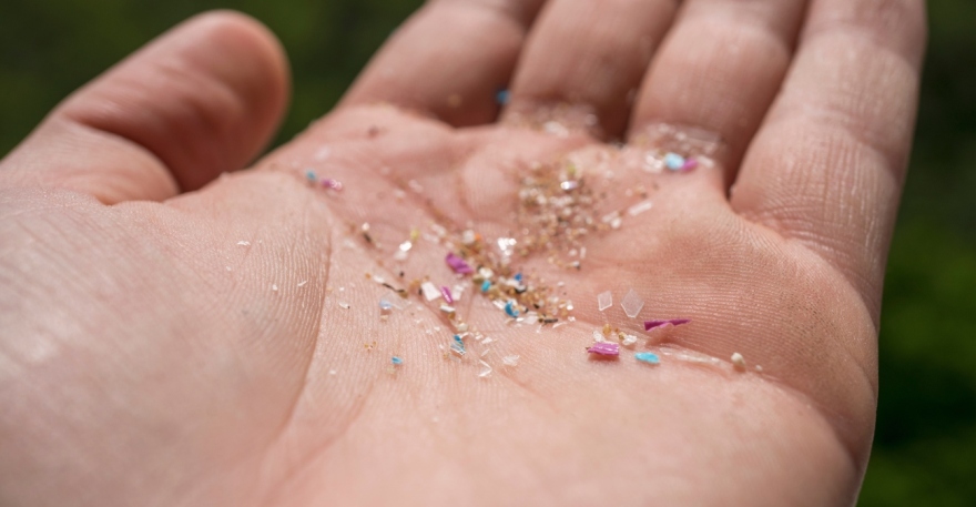 Έπιπλα, ρούχα και φαγητά που πρέπει να αποφεύγουμε για να ελαχιστοποιήσουμε την έκθεσή μας στα μικροπλαστικά