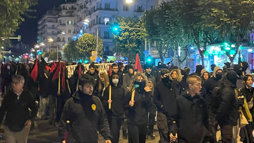 Ασπρόπυργος: Δύο συλλήψεις μετά τα επεισόδια από Ρομά για τον θάνατο του 17χρονου στη Βοιωτία