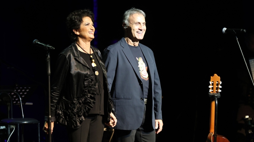 Πρωτοψάλτη: Αφαίρεσε τη λέξη «χοντρή» από το τραγούδι «Πάμε στον Άδωνι για καφέ»