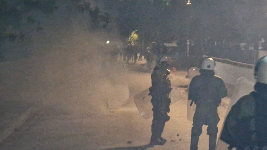 Ασπρόπυργος: Δύο συλλήψεις μετά τα επεισόδια από Ρομά για τον θάνατο του 17χρονου στη Βοιωτία