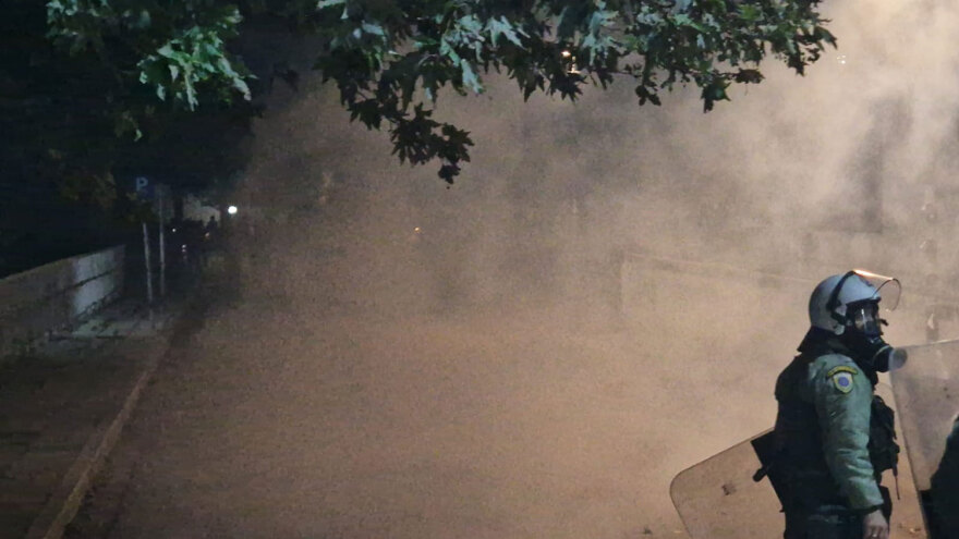 Ασπρόπυργος: Δύο συλλήψεις μετά τα επεισόδια από Ρομά για τον θάνατο του 17χρονου στη Βοιωτία