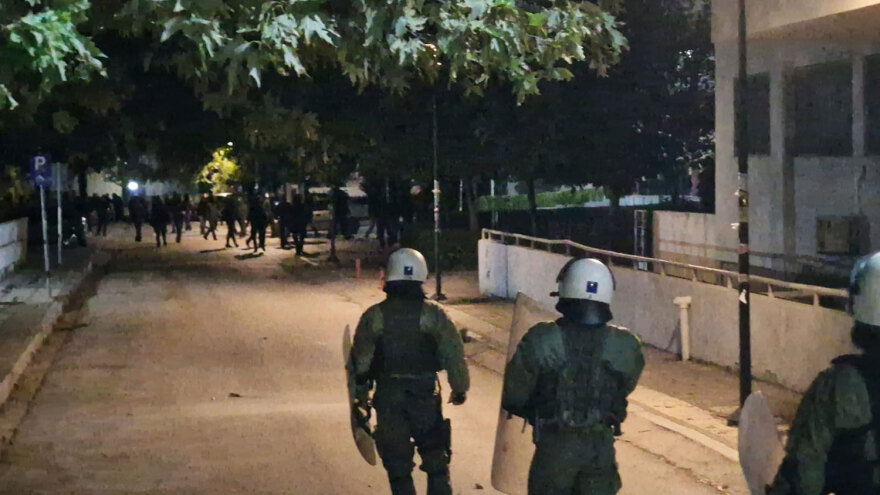 Ασπρόπυργος: Δύο συλλήψεις μετά τα επεισόδια από Ρομά για τον θάνατο του 17χρονου στη Βοιωτία