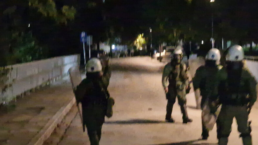 Ασπρόπυργος: Δύο συλλήψεις μετά τα επεισόδια από Ρομά για τον θάνατο του 17χρονου στη Βοιωτία