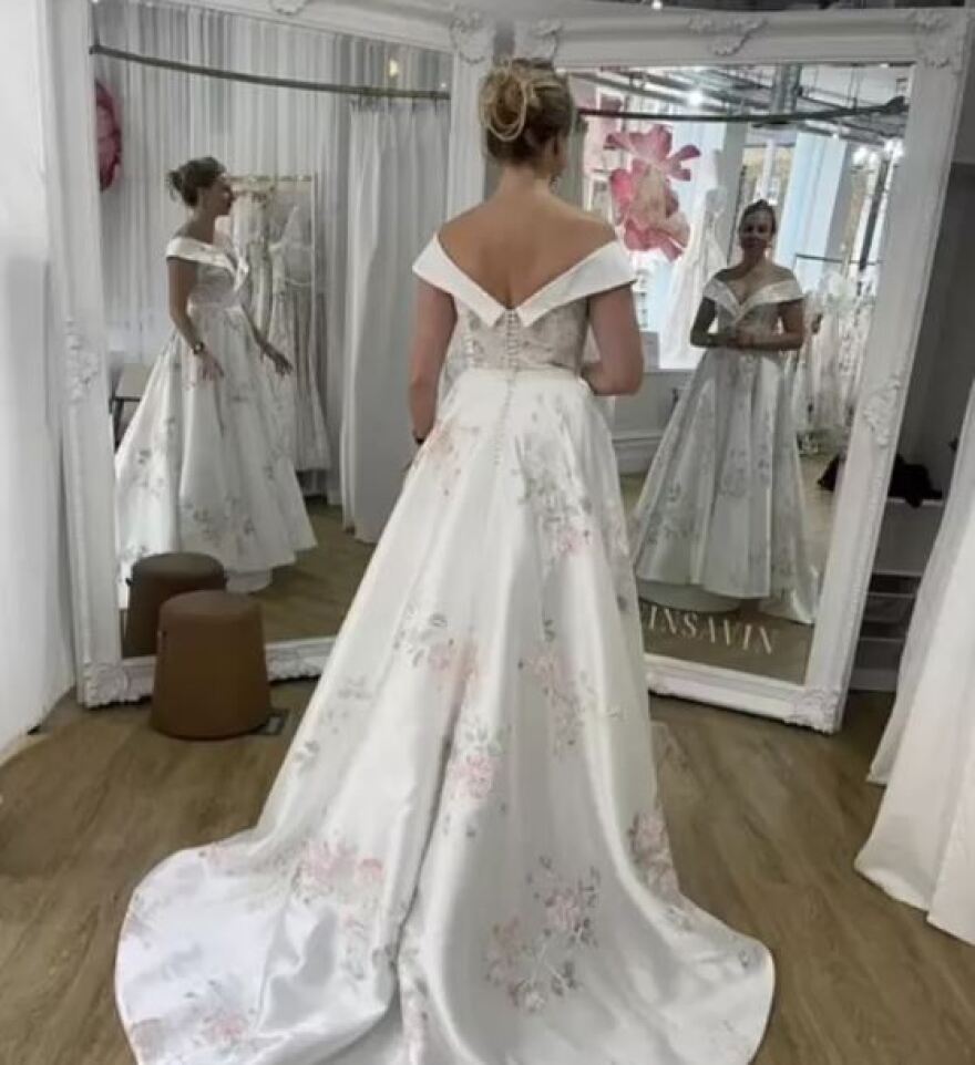 Μέλλουσα νύφη σοκάρει το διαδίκτυο με το νυφικό της - Η τρελή οπτική ψευδαίσθηση με τους δύο καθρέφτες