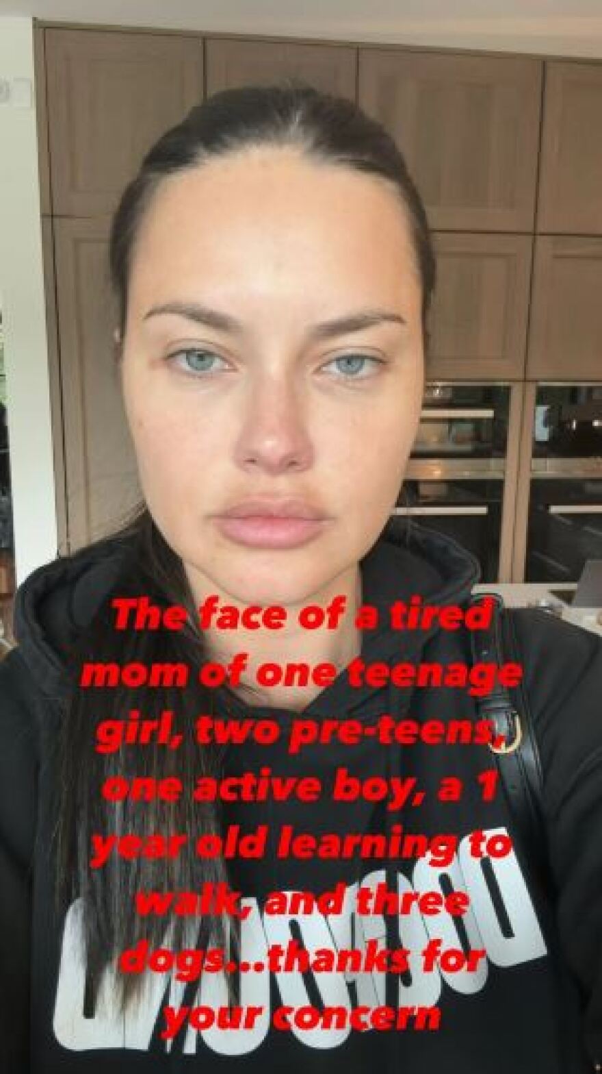 Η Αντριάνα Λίμα απαντά σε όσους λένε πως έχει κάνει λίφτινγκ: «Είμαι μια κουρασμένη μαμά»