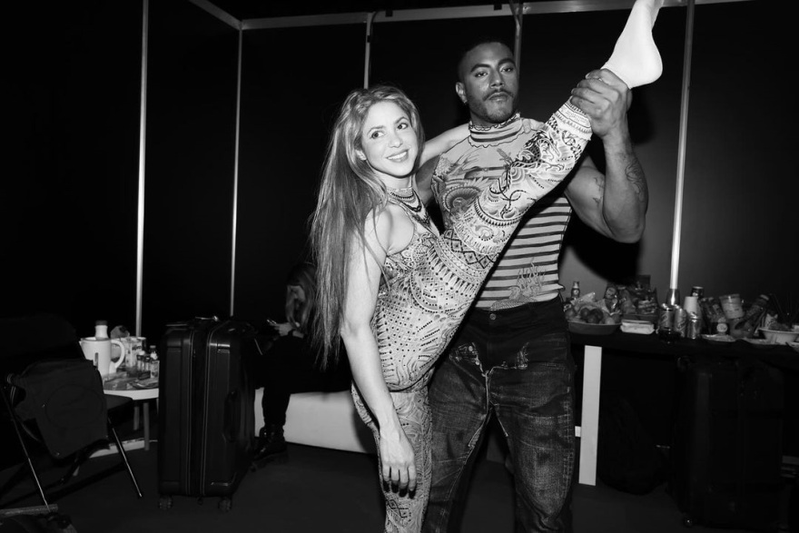 Σακίρα: Δείχνει πόσο ευλύγιστη είναι κάνοντας στρέτσινγκ