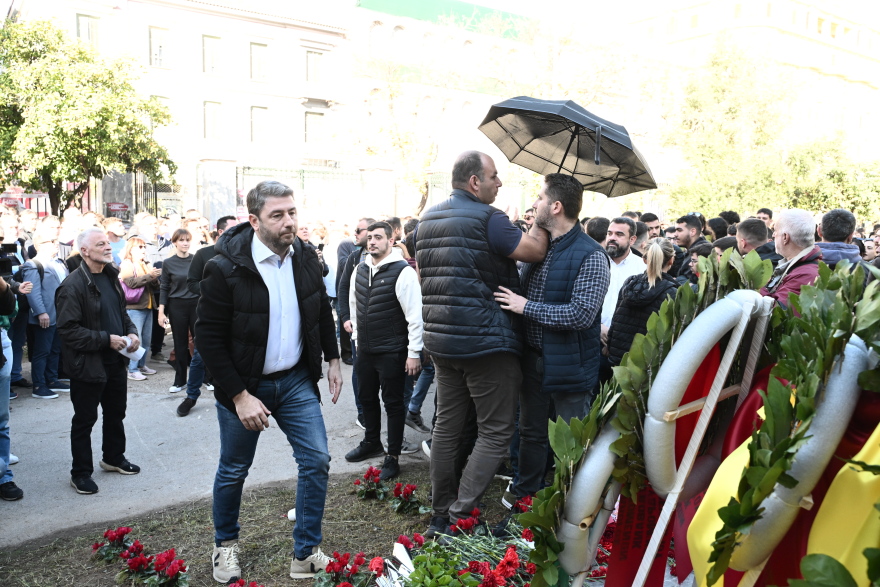 Νίκος Ανδρουλάκης: Δείτε τη στιγμή που πετούν καφέδες στον πρόεδρο του ΠΑΣΟΚ στο Πολυτεχνείο