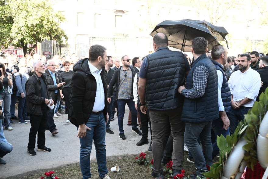 Νίκος Ανδρουλάκης: Δείτε τη στιγμή που πετούν καφέδες στον πρόεδρο του ΠΑΣΟΚ στο Πολυτεχνείο