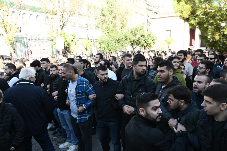 Νίκος Ανδρουλάκης: Δείτε τη στιγμή που πετούν καφέδες στον πρόεδρο του ΠΑΣΟΚ στο Πολυτεχνείο