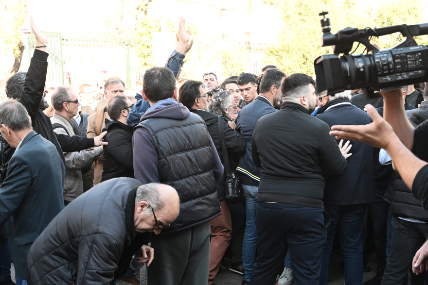Νίκος Ανδρουλάκης: Δείτε τη στιγμή που πετούν καφέδες στον πρόεδρο του ΠΑΣΟΚ στο Πολυτεχνείο