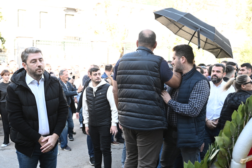 Νίκος Ανδρουλάκης: Δείτε τη στιγμή που πετούν καφέδες στον πρόεδρο του ΠΑΣΟΚ στο Πολυτεχνείο
