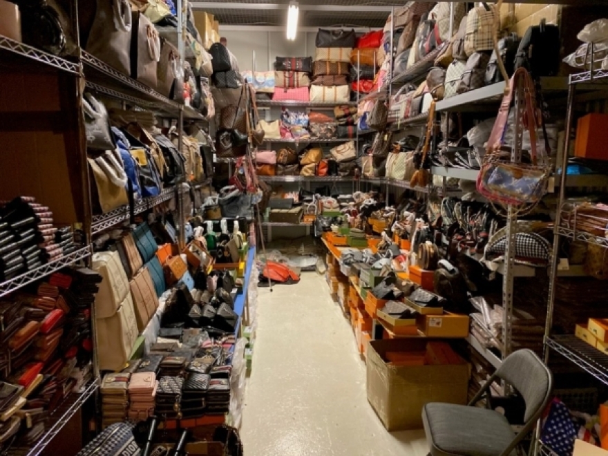 ΗΠΑ: Θα έριχναν στη Χριστουγεννιάτικη αγορά της Νέας Υόρκης προϊόντα-«μαϊμού» αξίας $1 δισ. - Δείτε φωτογραφίες