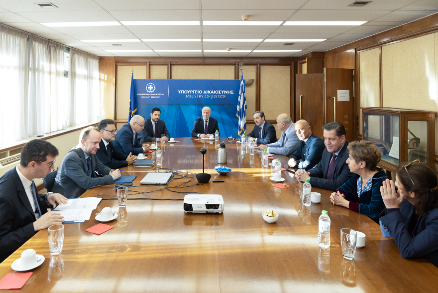 Κυβέρνηση και συμβολαιογράφοι συμφώνησαν για την ψηφιοποίηση της μεταβίβασης ακινήτων - Αναλυτικά η διαδικασία