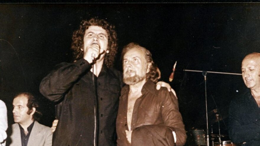 Μίκης Θεοδωράκης: Όταν έδωσε ξανά φωνή στο λαϊκό αίσθημα  με την πρώτη ελεύθερη συναυλία του - Βίντεο