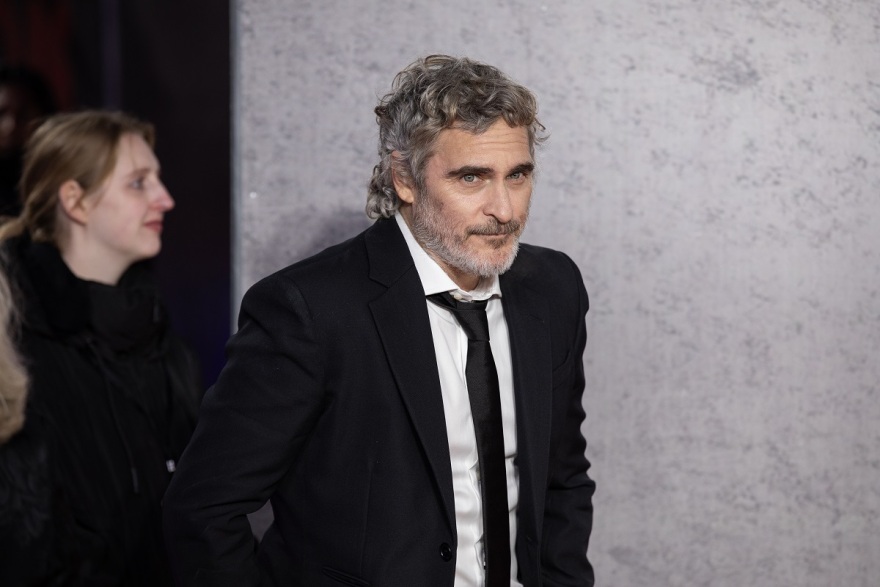 Χοακίν Φίνιξ: Στην πρεμιέρα του «Napoleon» μαζί με την συμπρωταγωνίστριά του, Βανέσα Κίρμπι, και τον Ρίντλεϊ Σκοτ