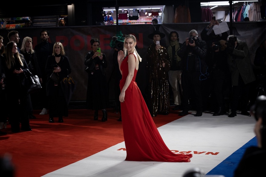 Χοακίν Φίνιξ: Στην πρεμιέρα του «Napoleon» μαζί με την συμπρωταγωνίστριά του, Βανέσα Κίρμπι, και τον Ρίντλεϊ Σκοτ