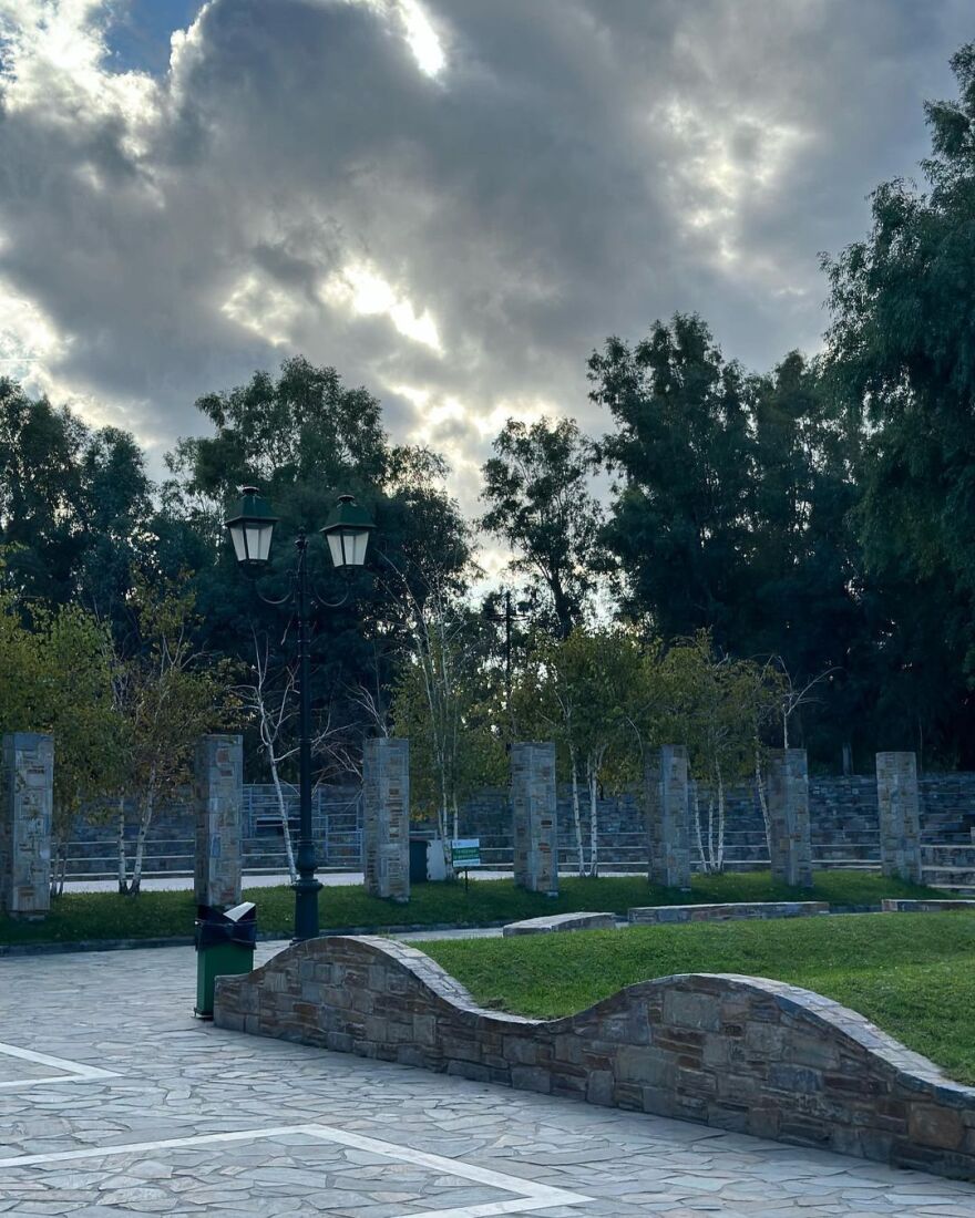 Η Δανάη Μπάρκα στην παλιά της γειτονιά: «Μπορείς να βγάλεις το κορίτσι απ' το Περιστέρι, αλλά όχι το Περιστέρι απ' το κορίτσι»