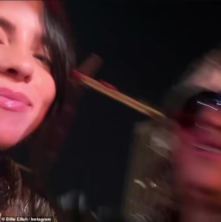 Μπίλι Άιλις: Αντάλλαξε φιλιά με την ηθοποιό Odessa A'zion