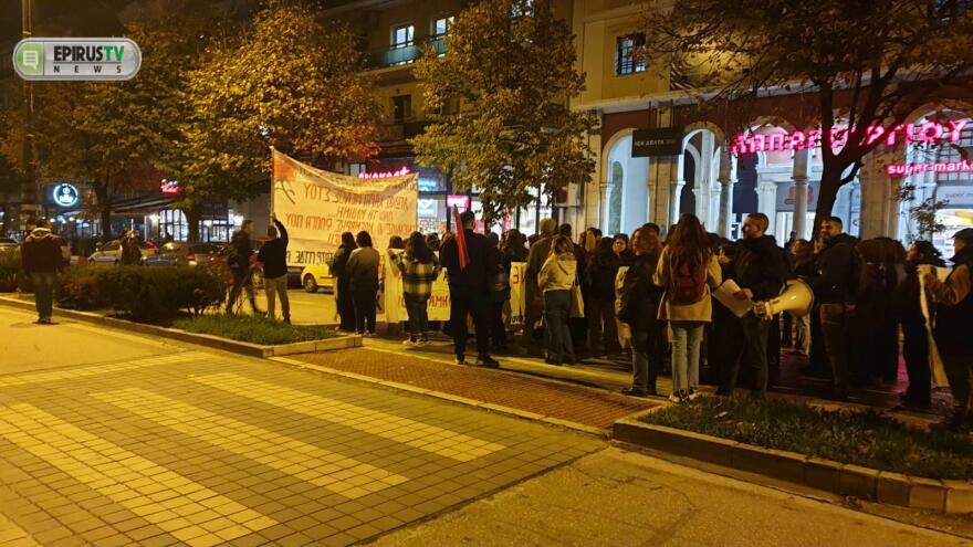 Επέτειος Πολυτεχνείου: Επεισόδια στα Γιάννενα - Διαδηλωτές πέταξαν πέτρα στους αστυνομικούς που απάντησαν με δακρυγόνα