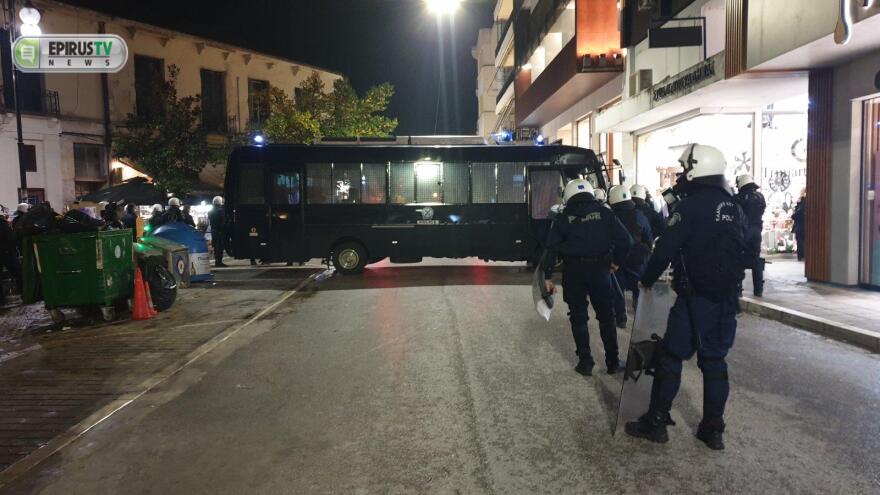 Επέτειος Πολυτεχνείου: Επεισόδια στα Γιάννενα - Διαδηλωτές πέταξαν πέτρα στους αστυνομικούς που απάντησαν με δακρυγόνα